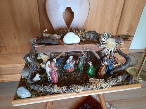 Weihnachtskrippe mit figuren - mit,
